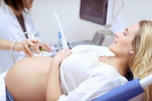 gravid kvinna på ultraljud skanna foto