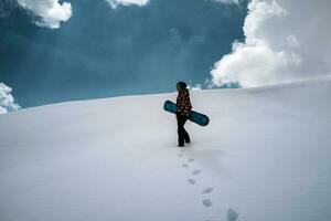 flicka snowboardåkare åtnjuter vinter- sport foto