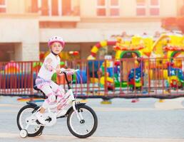 Lycklig liten flicka på de cykel foto