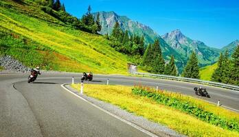 motorcyklister grupp i bergig Turné foto