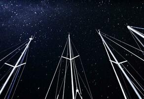 segelbåt mast på starry himmel bakgrund foto