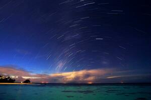 starry natt på tropisk tillflykt foto