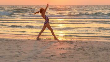 tonåring flicka håller på med övning på de strand foto