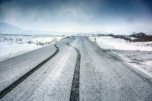 tömma snöig motorväg foto