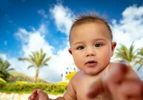 förtjusande bebis pojke på de strand foto