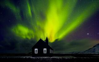 skön nordlig ljus över kyrka foto