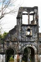 ruiner av klocka torn katolik kyrka förstörd under de vietnam krig. foto