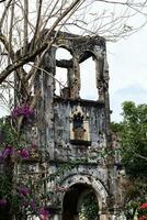 ruiner av klocka torn katolik kyrka förstörd under de vietnam krig. foto