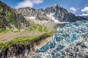 se på argentiere glaciär. vandring till argentiere glaciär med de se på de massivet des aiguilles röda i franska alps foto