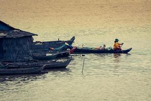 de by på de vatten. tonle sav sjö. cambodia foto