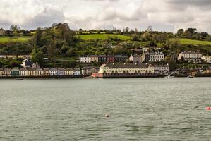 de claddagh i galway stad under sommartid, irland foto