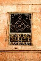 marocko ouarzazate - arabesk fönster i de medeltida kasbah byggd i adobe foto
