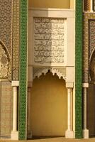 närbild av 3 utsmyckad mässing och bricka dörrar till kunglig palats i fez, marocko foto