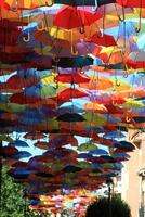 gata dekorerad med färgad paraplyer.madrid getafe Spanien foto