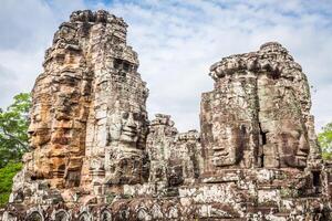 ansikten av gammal bayon tempel på angkor vad, siem skörda, cambodia foto