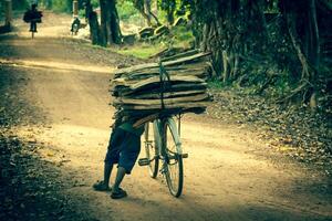 cyklist på smuts väg i de djungel. cambodia foto