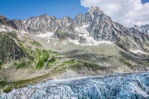 se på argentiere glaciär. vandring till argentiere glaciär med de se på de massivet des aiguilles röda i franska alps foto