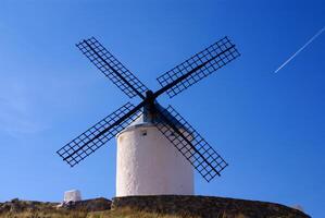 cervantes don quixote väderkvarnar och consuegra slott. kastilien la mancha, Spanien foto