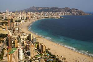 benidorm - stad av skyskrapor Nästa till medelhavs strand. foto