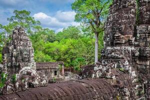 forntida sten ansikten av bayon tempel, angkor, kambodja foto