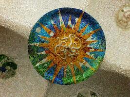 tak med färgrik mosaik- Sol detalj på parkera guell, barcelona, Spanien. foto