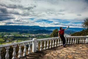 ung kvinna på en synpunkt över de skön sopo dal på de avdelning av cundinamarca i colombia foto