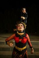 kvinna dansare bunden förbi svart halsdukar medan varelse hölls förbi män med ledsen uttryck foto