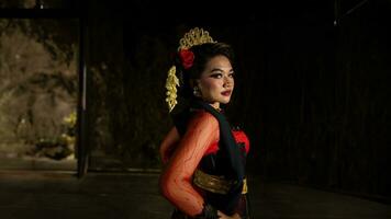 ett indonesiska dansare med gnistrande skede lampor den där skapa de intryck av lyx och elegans foto