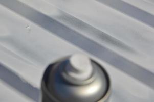takmålning med emaljfärg från en aerosolburk foto