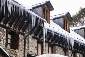 panorama av vinter- bergen med hus av benasque, spanien foto