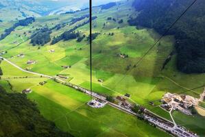 klippor täckt med träd nära ebenalp, schweiz foto