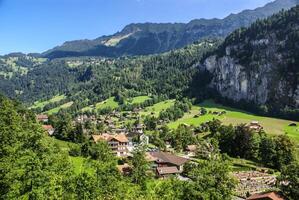 naturskön dal landskap i lauterbrunnen, schweiz foto