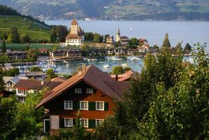 spiez slott på de sjö thun, schweiz foto