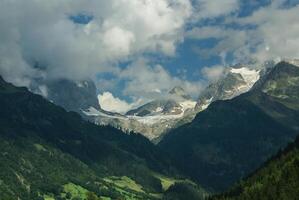 snö berg under blå himmel i de gadmen, schweiz foto