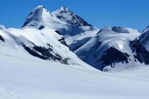 åka skidor backe i swiss alperna, zermatt foto