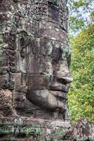 ansikten av gammal bayon tempel på angkor vad, siem skörda, cambodia foto