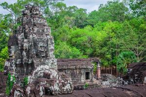 forntida sten ansikten av bayon tempel, angkor, kambodja foto