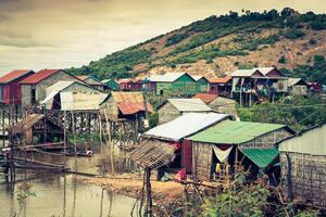 hem på styltor på de flytande by av kampong phluk, tonle sav sjö, siem skörda provins, cambodia foto