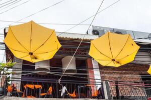 gata dekorerad med gul paraplyer foto