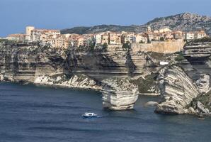 skön gammal by av bonifacio Korsika ö, Frankrike suspenderad över Fantastisk klippor foto