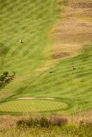 utsikt över golfbanan och stranden i Zarautz med berget San Anton i Guetaria i bakgrunden en ljus sommardag. foto