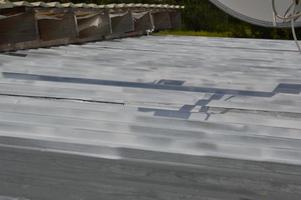 takmålning med emaljfärg från en aerosolburk foto