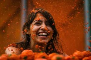 ai genererad människor kastar tomater. sommar festival. människor skrikande och skrattande. känd festival med tomat grönsaker. foto