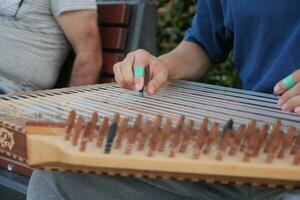 händer av musiker spelar på cimbalom eller cymbal, foto