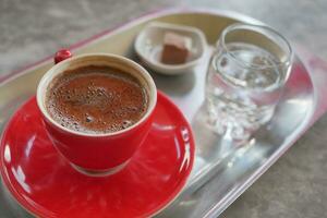 en kopp av turkiska kaffe på tabell foto