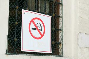 Nej rök tecken på en träd på offentlig parkera. foto