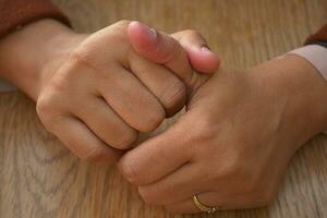 ung kvinnor händer lidande smärta i tumme finger foto