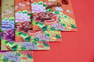 kinesisk ny år dekoration med färgrik paket på röd omslag bakgrund foto