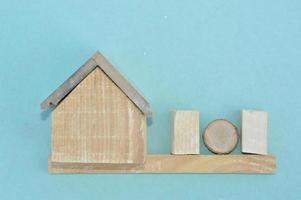 trä modell av ett hus och familj foto