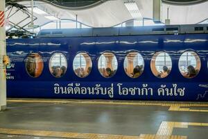 osaka stad, Japan, 2019 - närbild blå hastighet tåg från flygplats till central stad med thai språk betyda Välkommen till de Osaka, kansai på stuga, är annan sätt till främja turism av japan. foto